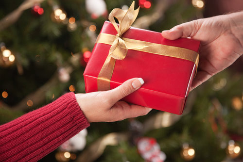 Christmas Gift Swap Ideas
 Shake Up That Boring Christmas Gift Swap With These Great