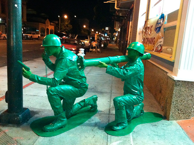 DIY Army Costume
 Halloween Couple in Homemade Green Army Men Costumes