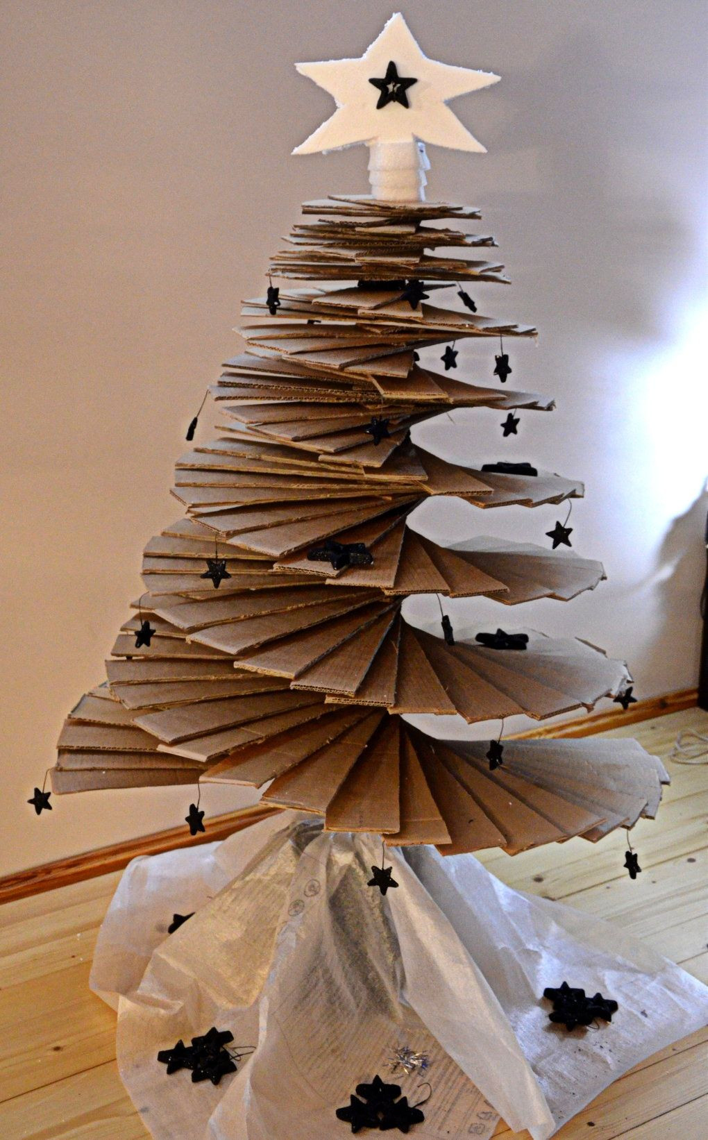 DIY Cardboard Decor
 DIY Modern Cardboard Christmas Tree