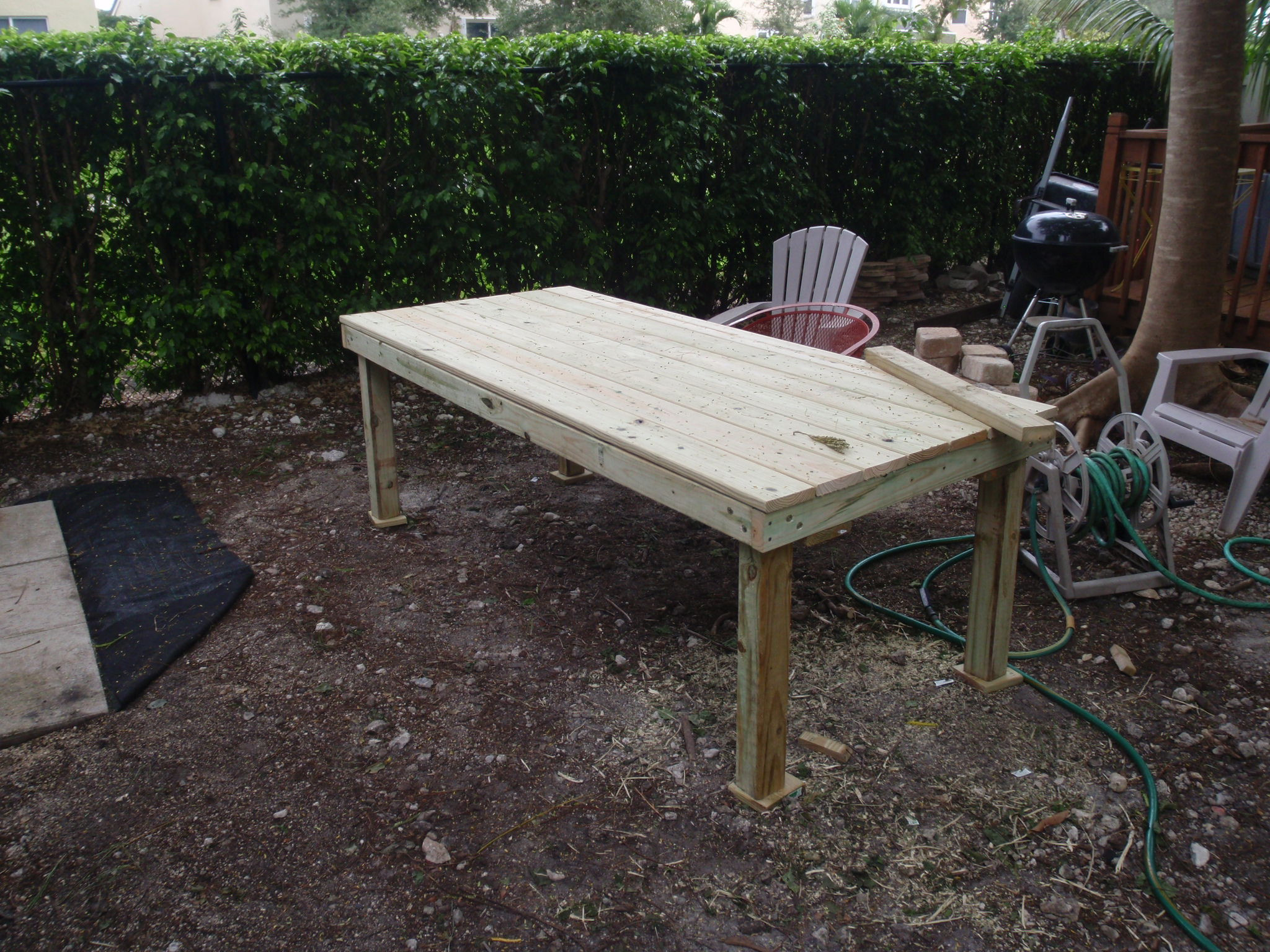 DIY Outdoor Dining Table
 DIY Backyard Patio Table