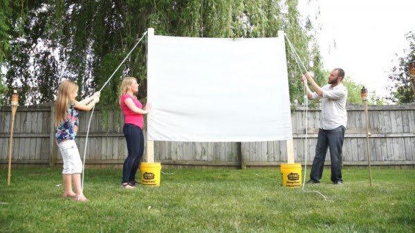 DIY Outdoor Projector Screens
 9 Simple DIY Projector Screen Ideas That Your Family Will