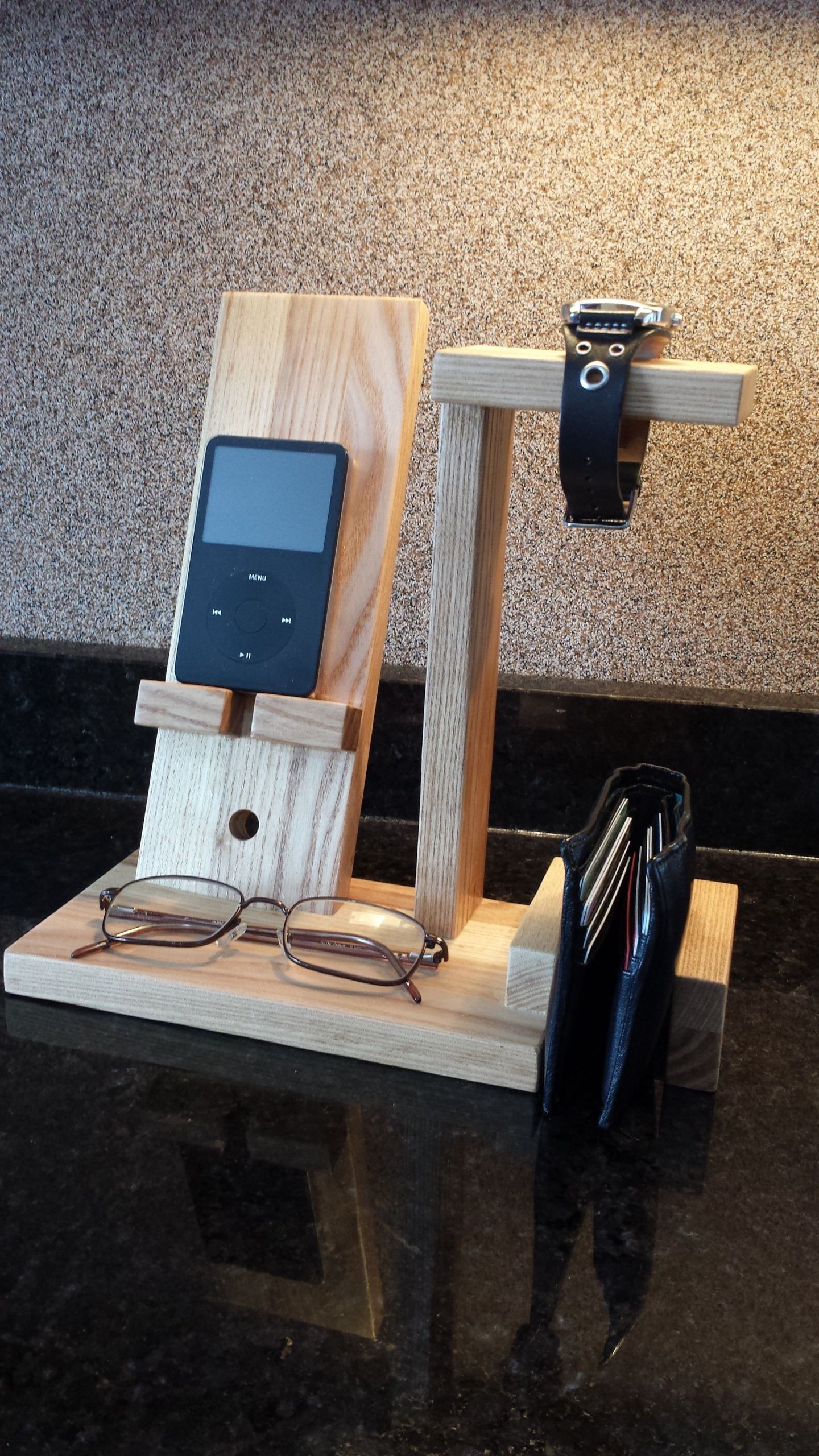 DIY Wood Cell Phone Stand
 Cell phone stand charging station