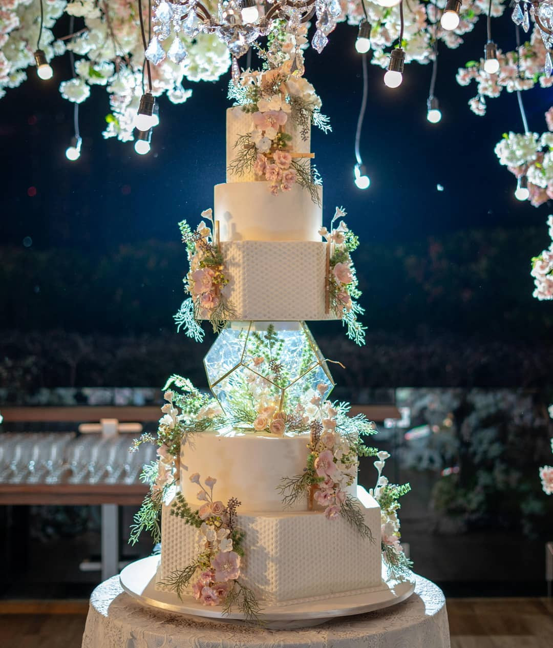 Extravagant Wedding Cakes
 14 Extravagant Wedding Cake Designs For 2018 Weddings