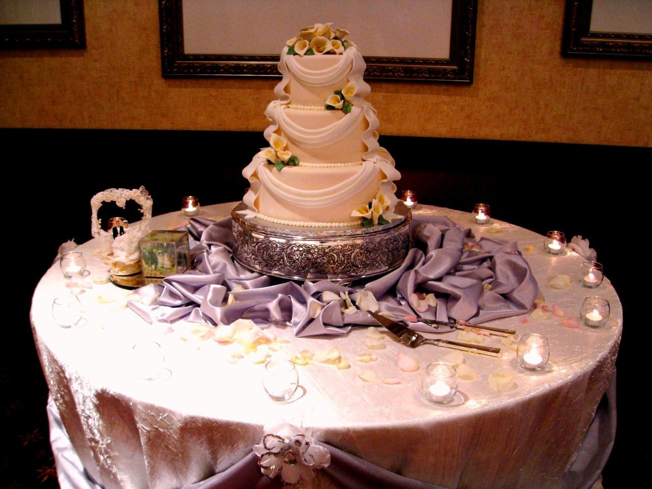 How To Decorate Wedding Cakes
 Top Wedding Cake Table Decorations