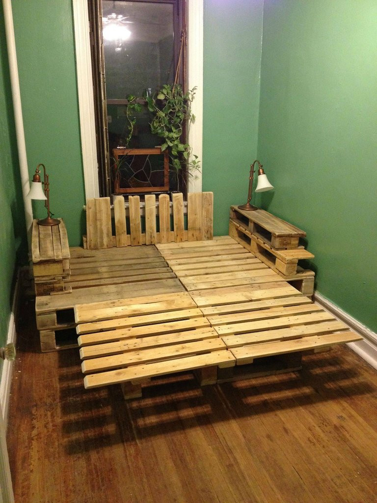 Wood Pallet Bed Frame DIY
 A pallet bed Construction and DIY projects
