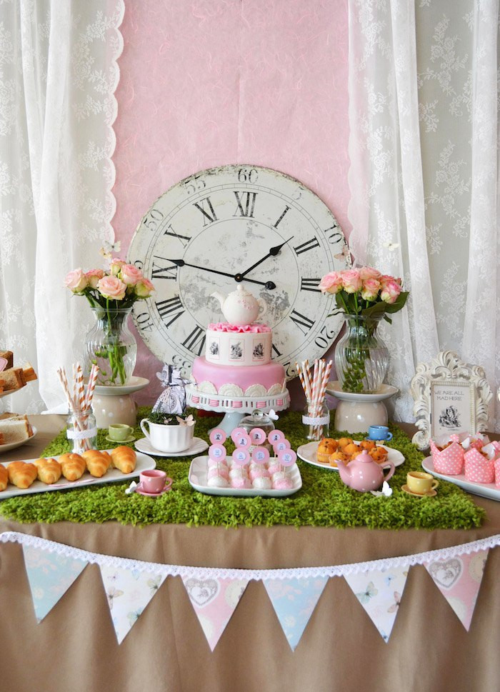 Alice In Wonderland Birthday Decorations
 Kara s Party Ideas Alice In Wonderland Themed Birthday Party
