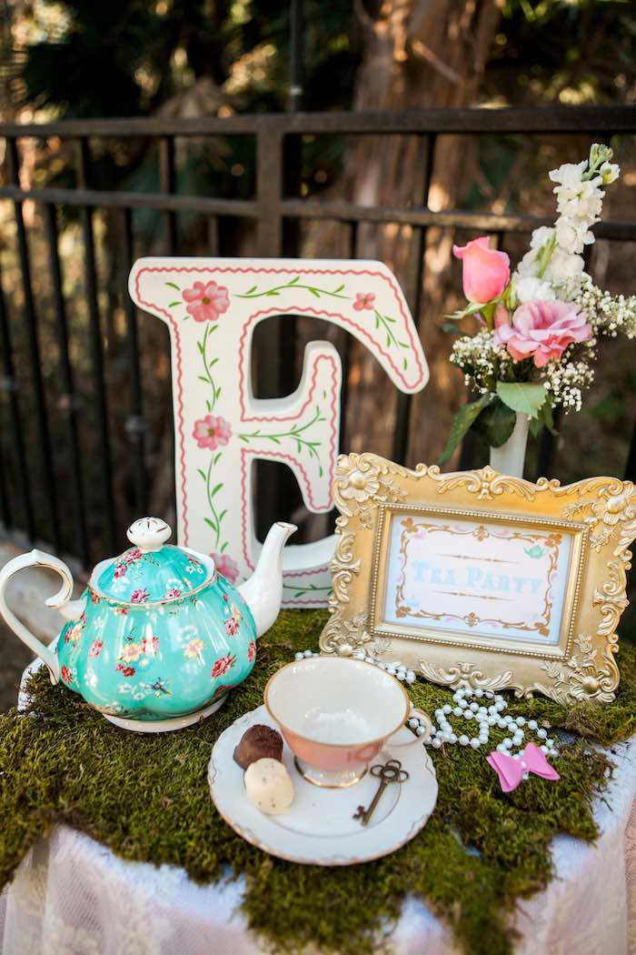 Alice In Wonderland Birthday Party Decorations
 Kara s Party Ideas Shabby Chic Alice In Wonderland