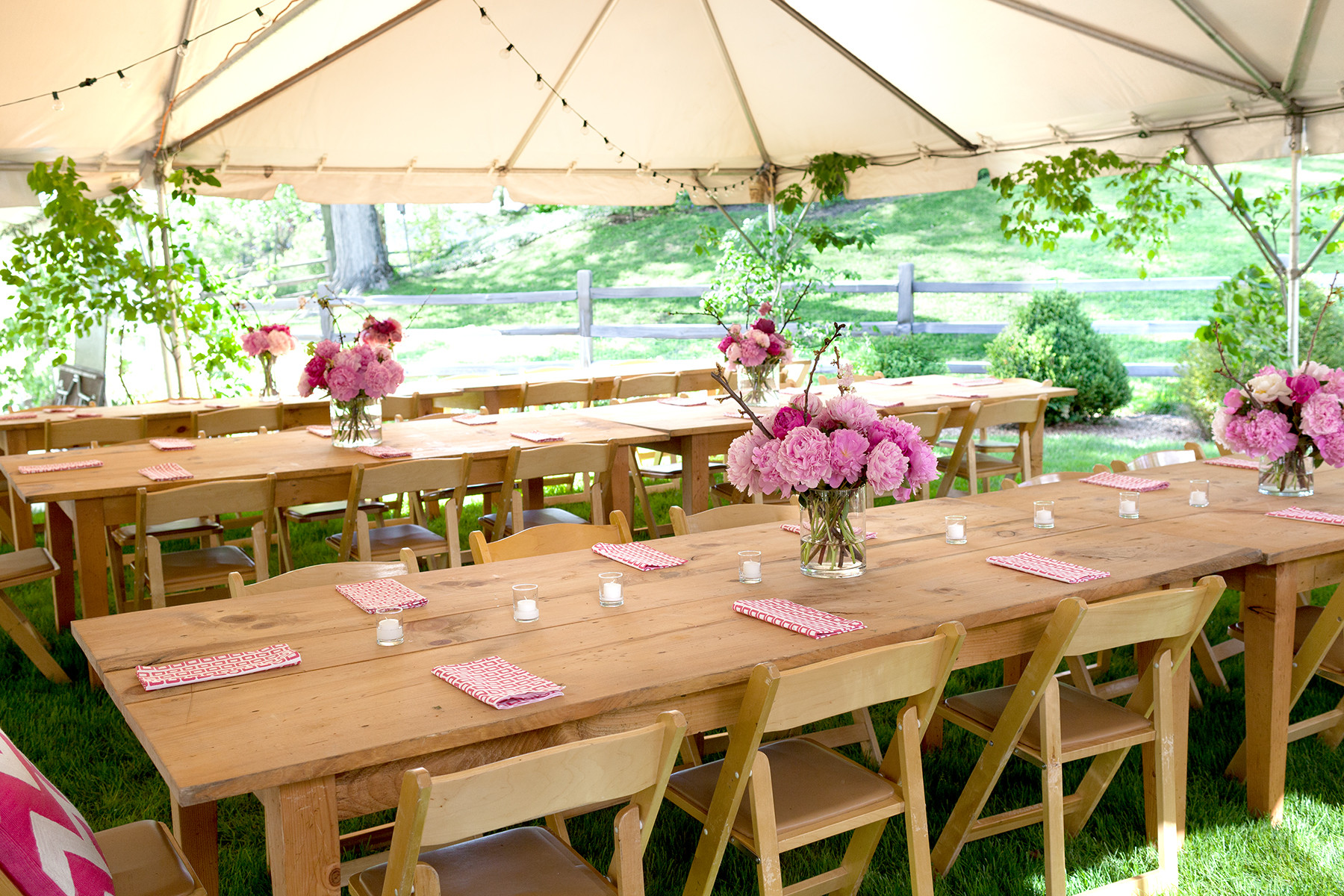 Backyard Table Ideas
 Simple Outdoor Party Decorations—for Your Table and More
