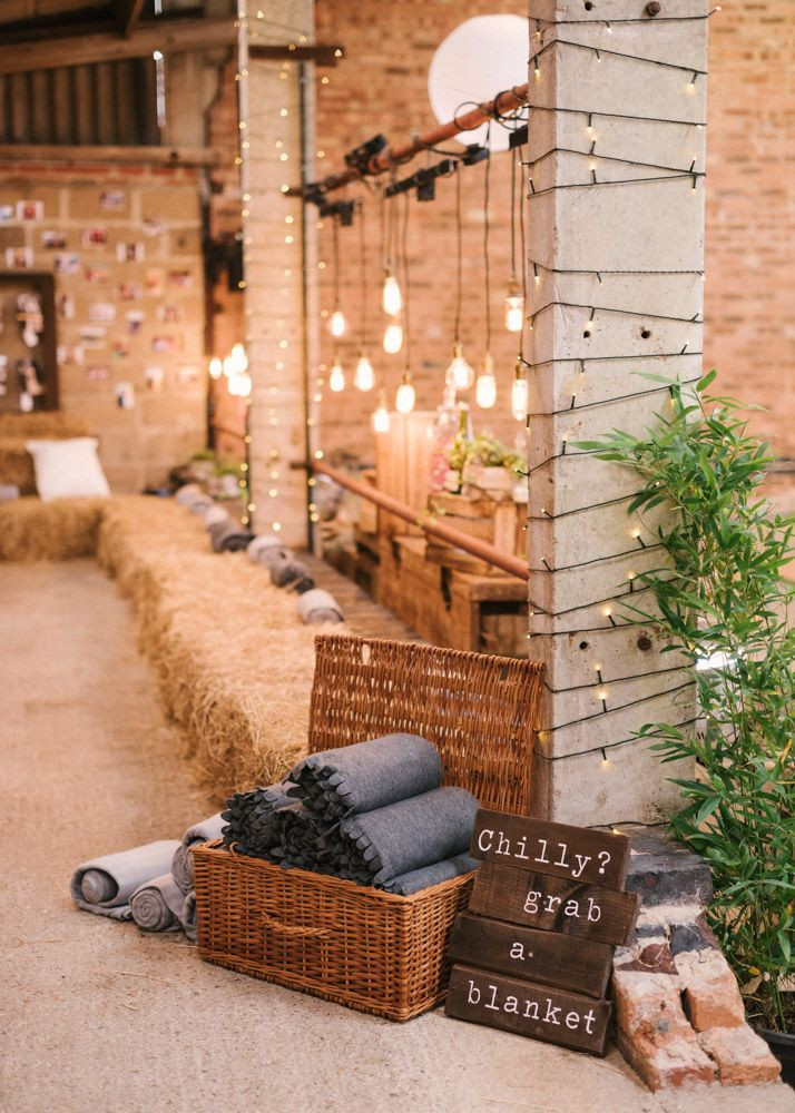 Barn Wedding Decor
 25 Sweet and Romantic Rustic Barn Wedding Decoration Ideas