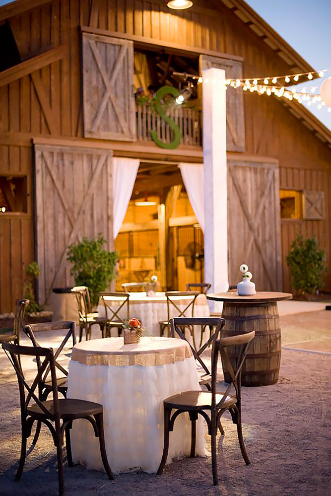 Barn Wedding Decor
 25 Sweet and Romantic Rustic Barn Wedding Decoration Ideas