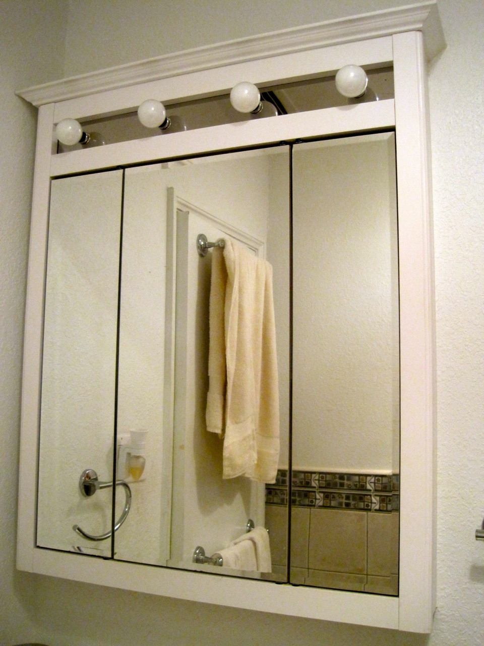 Bathroom Medicine Cabinets With Lights
 In Wall Medicine Cabinet Ideas – HomesFeed