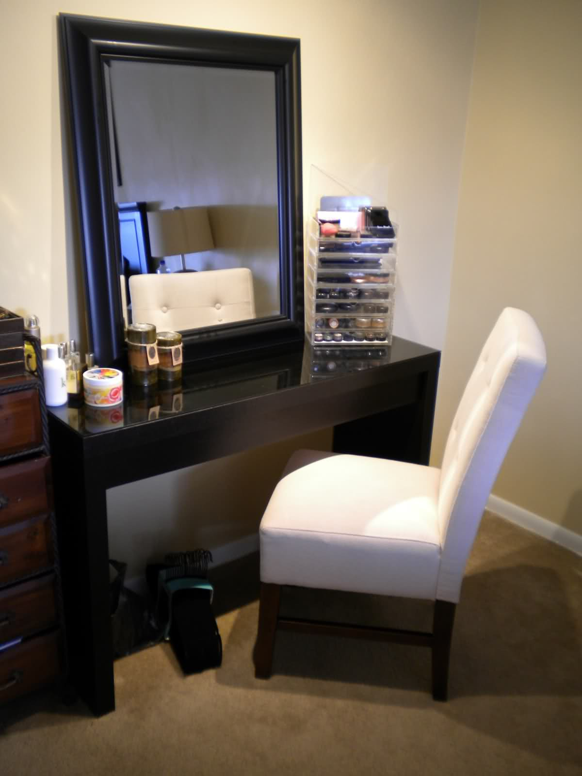 Bedroom Vanity With Storage
 makeup storage for bedroom i would LOVE a chair like that