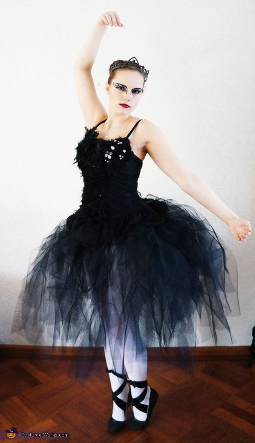 Black Swan Costume DIY
 Black Swan Costume