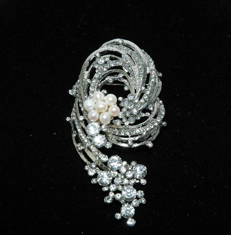 Brooches Dress
 Top 10 Fabulous Pearl Brooches for Wedding Dresses