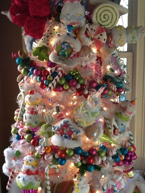 Candy Garland For Christmas Tree
 46 Famous Candy Christmas Tree Decorations Ideas