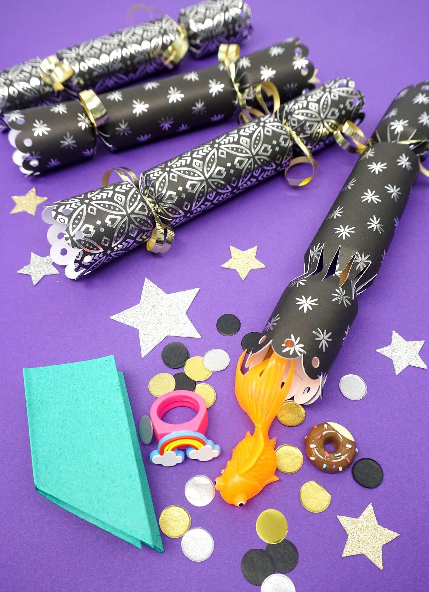 Christmas Crackers DIY
 DIY Christmas Crackers That POP Happiness is Homemade
