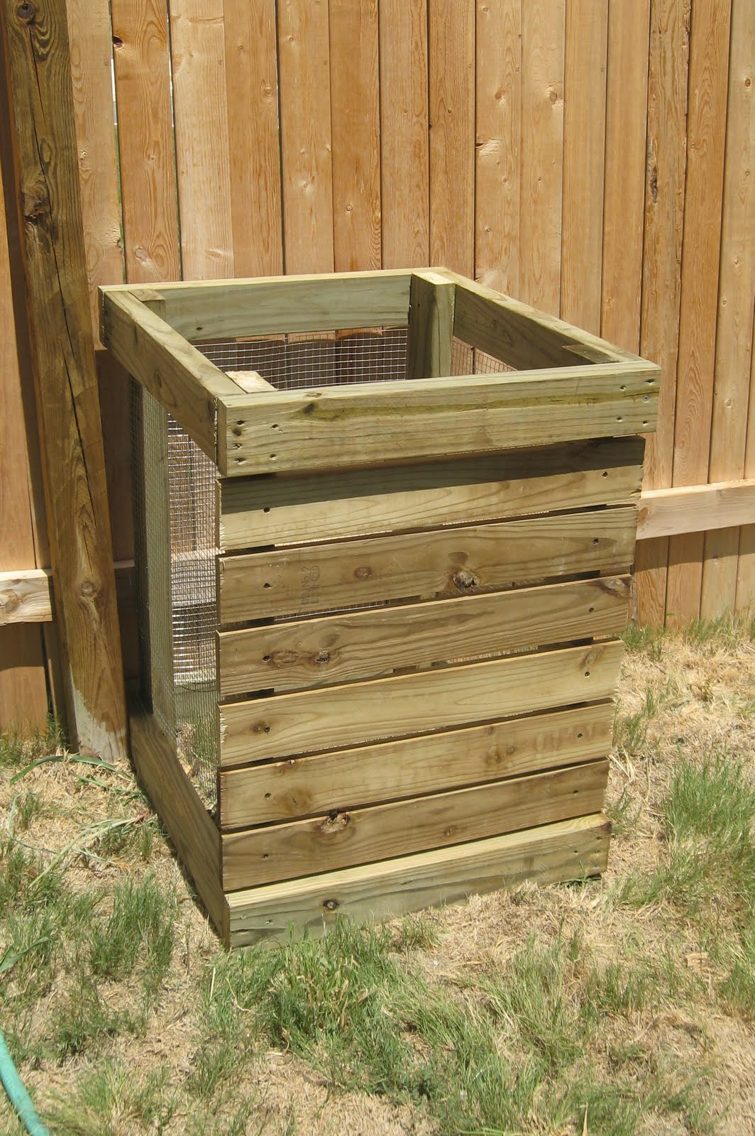 Compost Box DIY
 Next to Heaven DIY post Bin