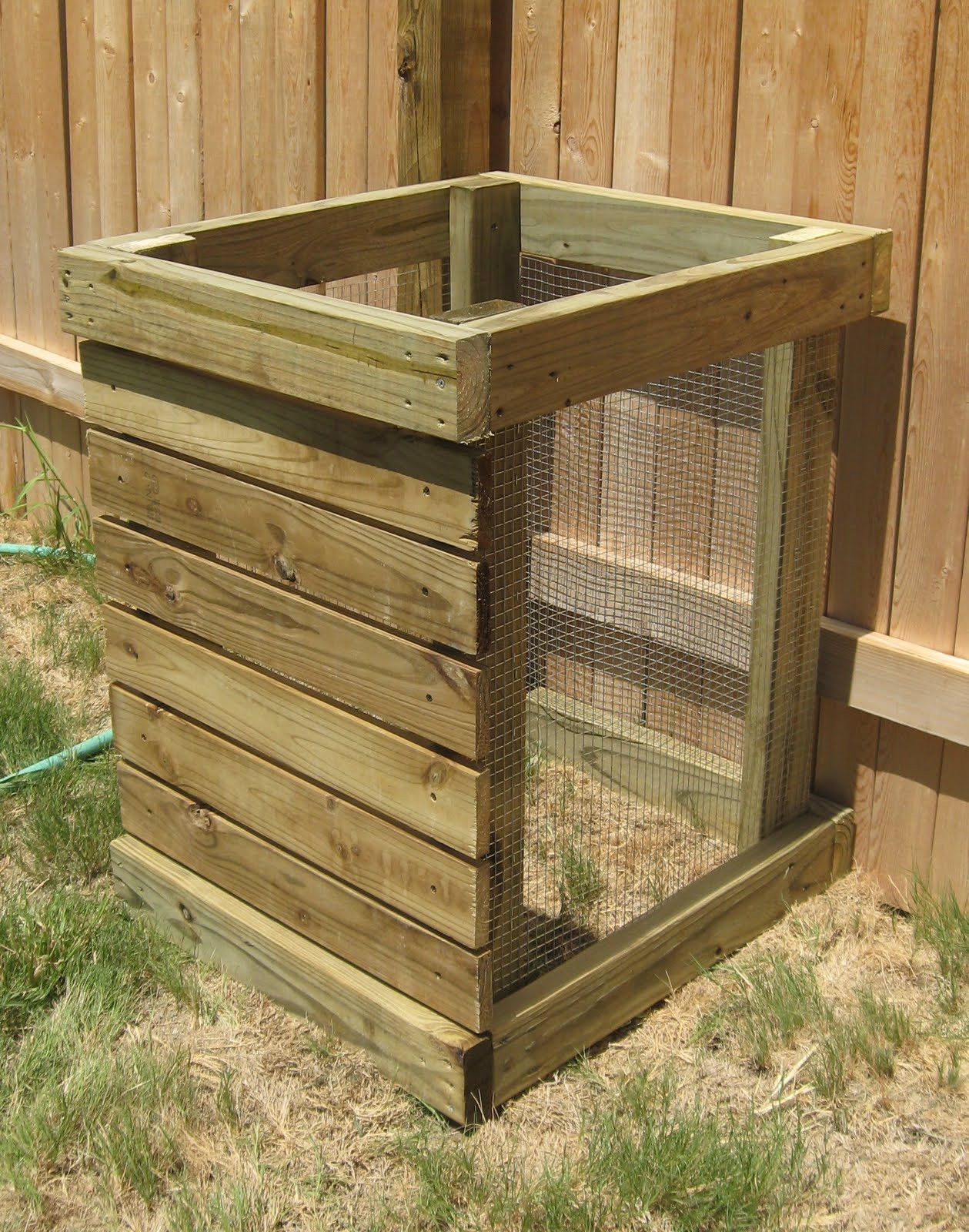 Compost Box DIY
 Next to Heaven DIY post Bin