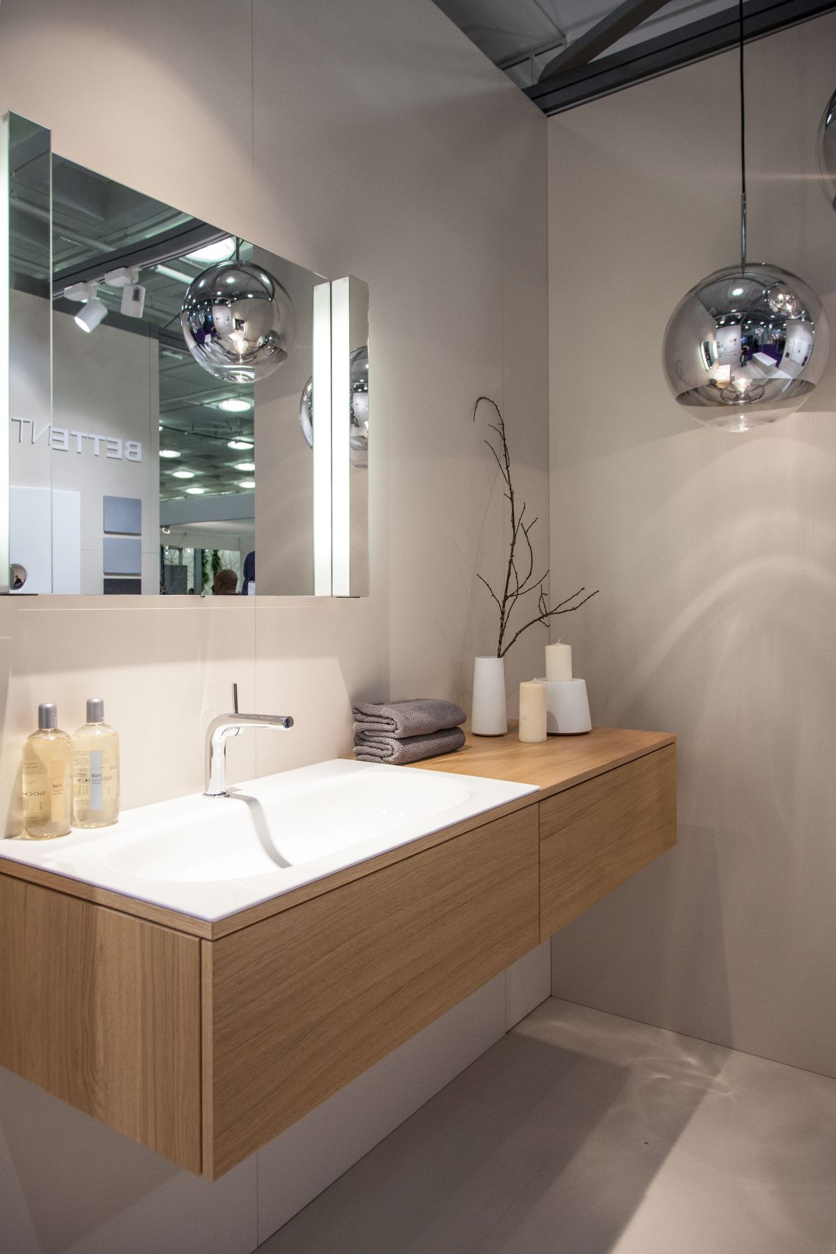 Contemporary Bathroom Vanity Lights
 Stylish Ways To Decorate With Modern Bathroom Vanities