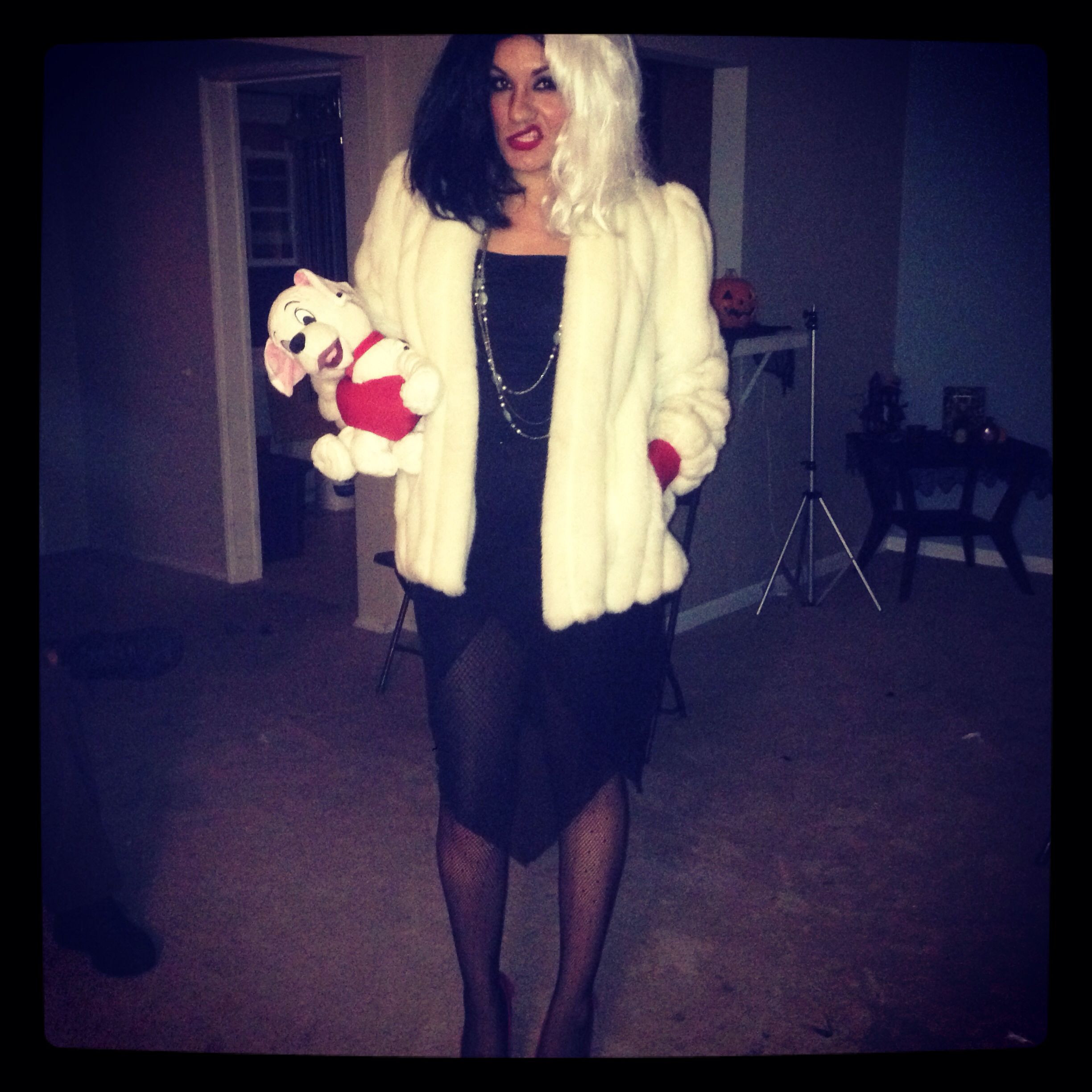 Cruella Deville Costume DIY
 DIY cruella Deville Halloween costume