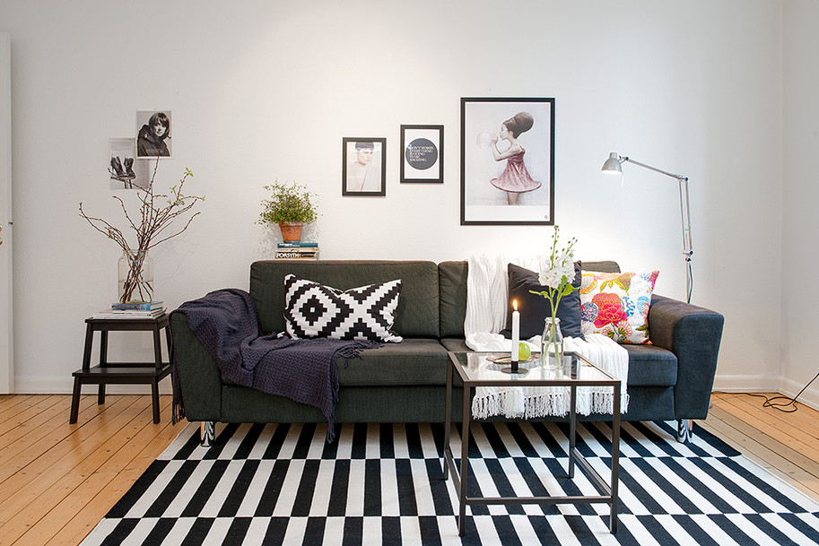 Cute Living Room Ideas
 Cute apartment with simple black and white decor