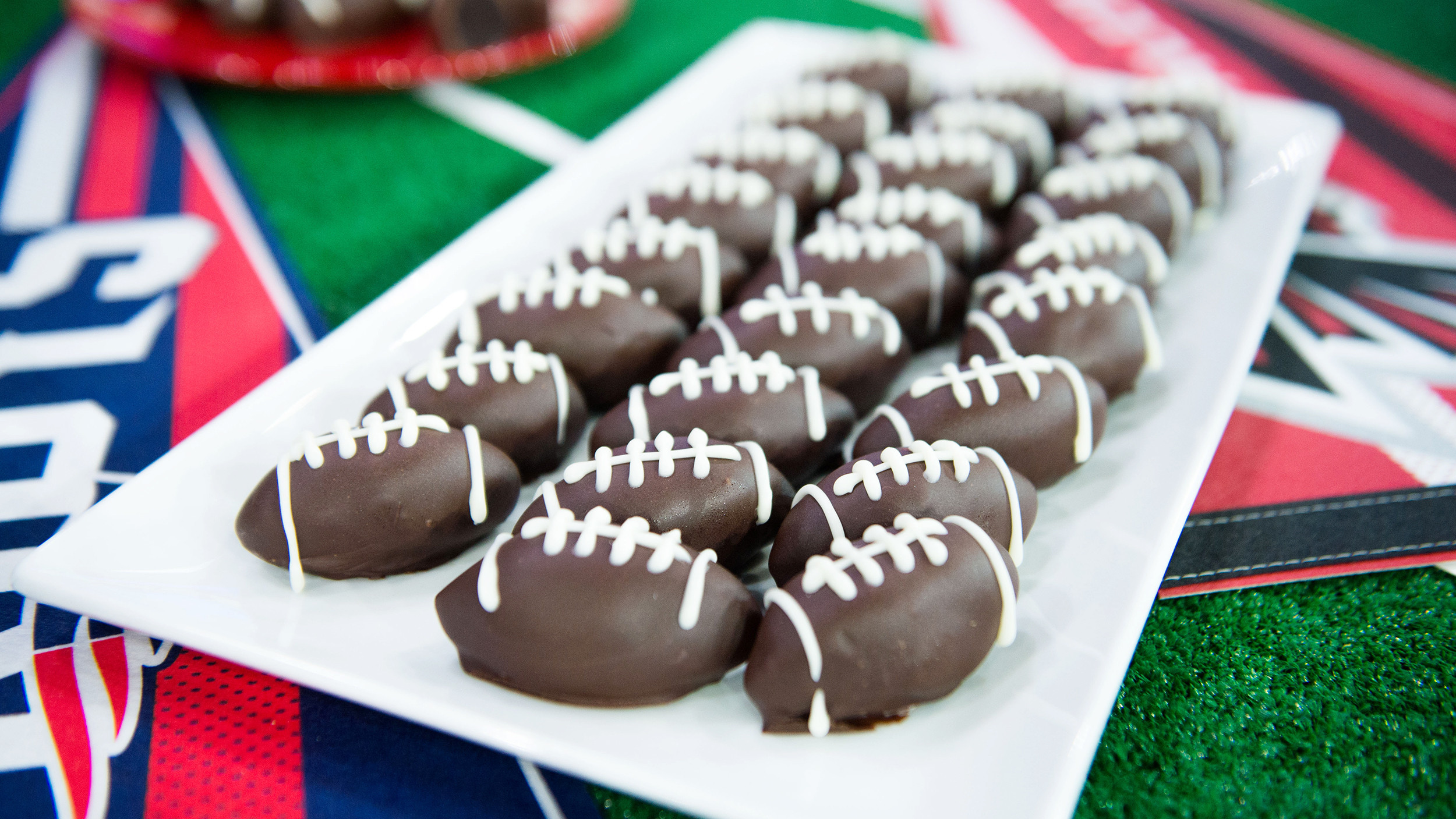 Cute Super Bowl Desserts
 Cute Super Bowl desserts Football cupcakes & Oreo