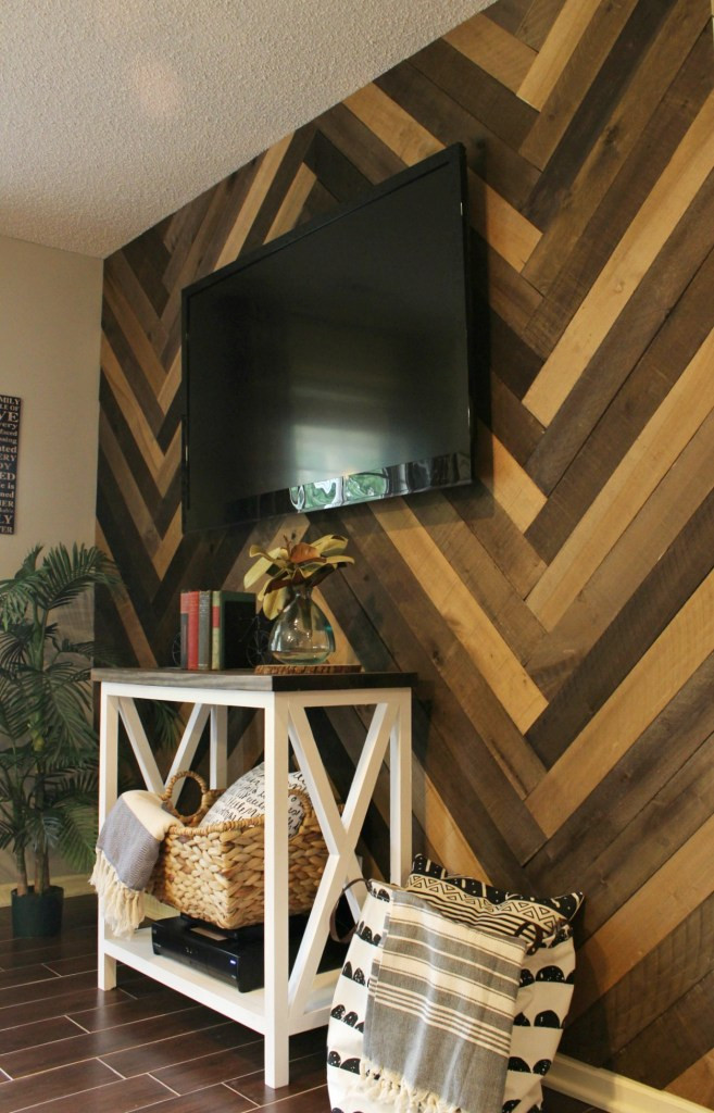 DIY Barn Wood Wall
 How to Install a DIY Herringbone Barn Wood Wall