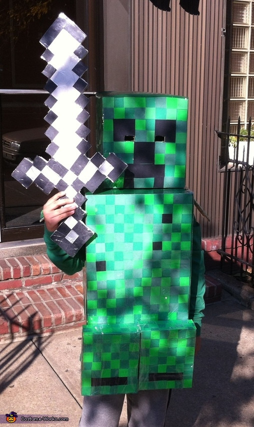 DIY Creeper Costume
 Homemade Minecraft Creeper Costume