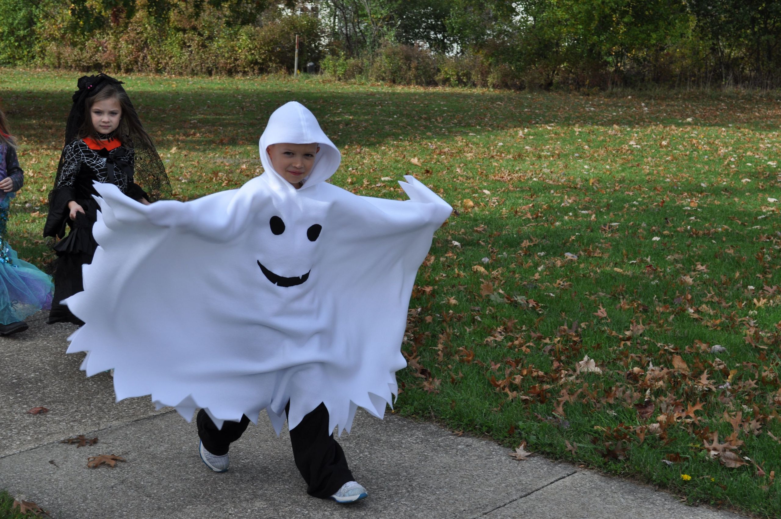 DIY Ghost Costume Kids
 What an AWESOME ghost costume Fleece with hood Simple