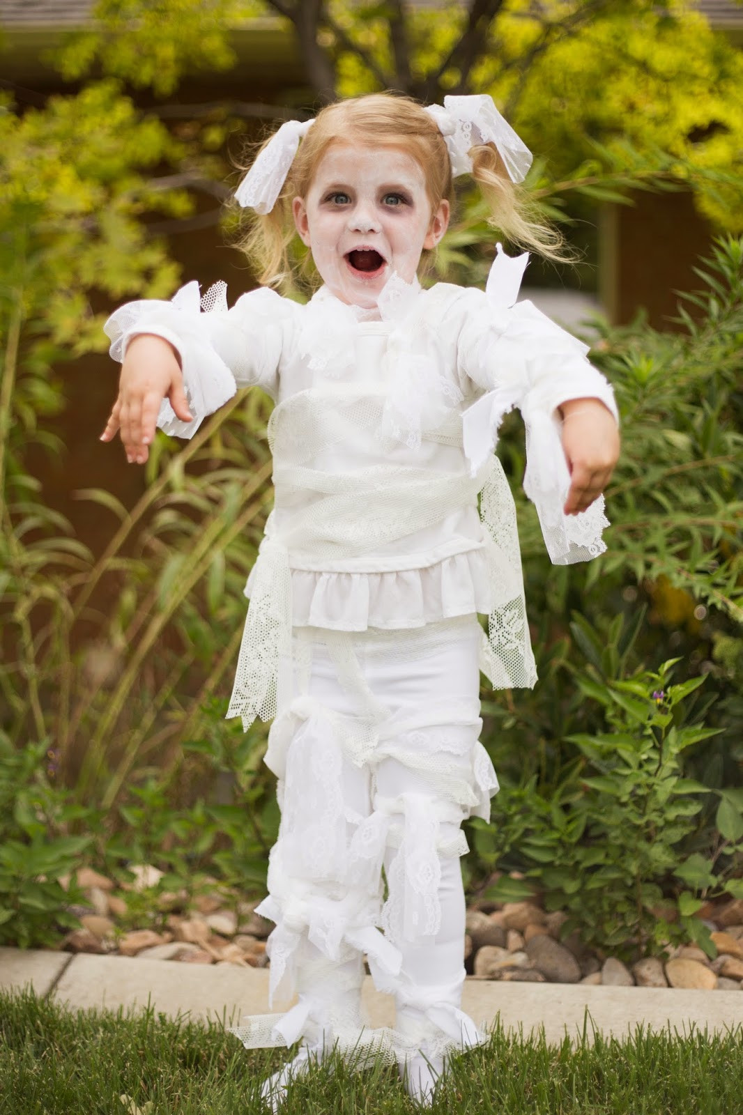 DIY Halloween Costumes Girls
 do it yourself divas DIY Little Girl Lace Mummy