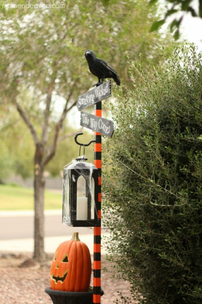 DIY Halloween Decorations Outdoor
 DIY Halloween Spooky Lantern Sign Post