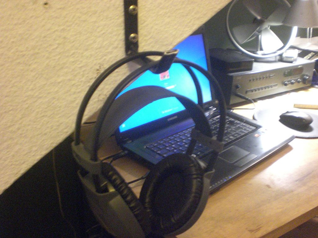 DIY Headphone Organizer
 DIY Headphone Holder 9 Steps