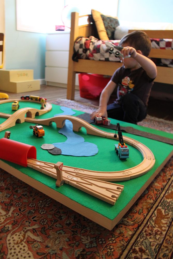 DIY Kids Train Table
 DIY Train Table