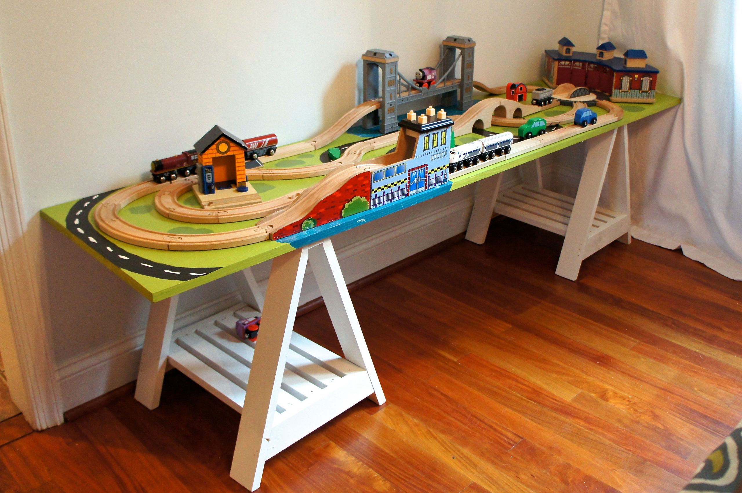 DIY Kids Train Table
 DIY train table