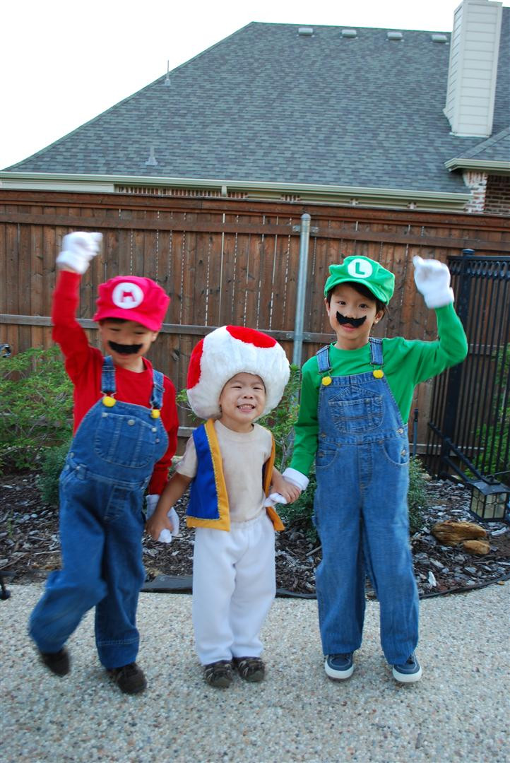 DIY Mario Costumes
 craftyc0rn3r My three munchkins