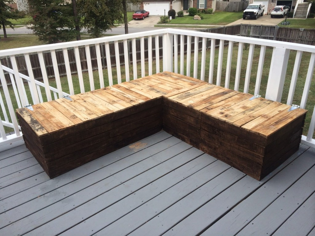 DIY Outdoor Couches
 DIY Pallet Sectional for Outdoor Furniture Like The Yogurt