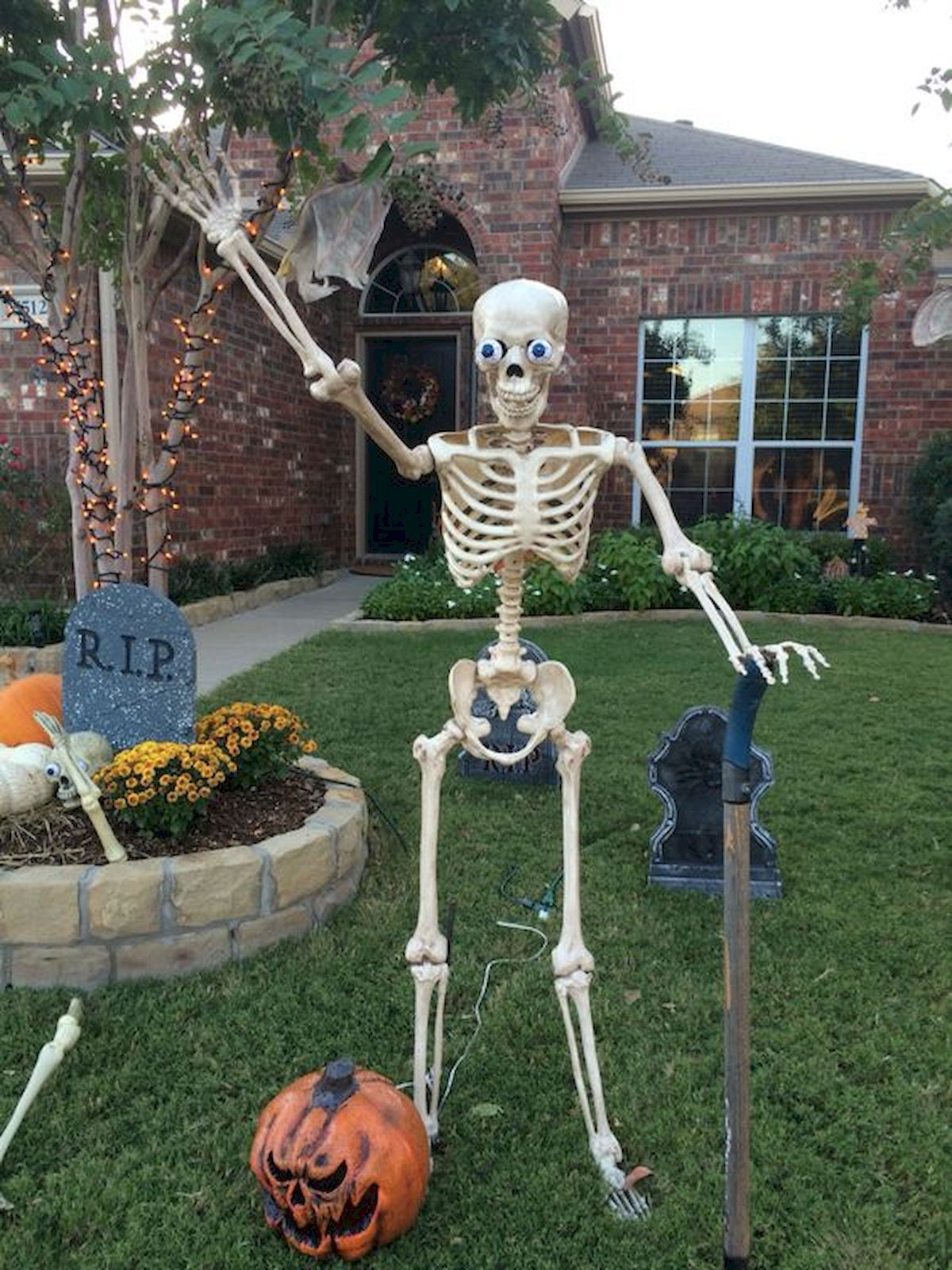 DIY Outdoor Halloween Props
 35 Best DIY Halloween Outdoor Decorations for 2018 6