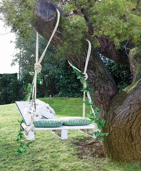 DIY Outdoor Hanging Bed
 9 Awesome DIY Outdoor Hanging Beds