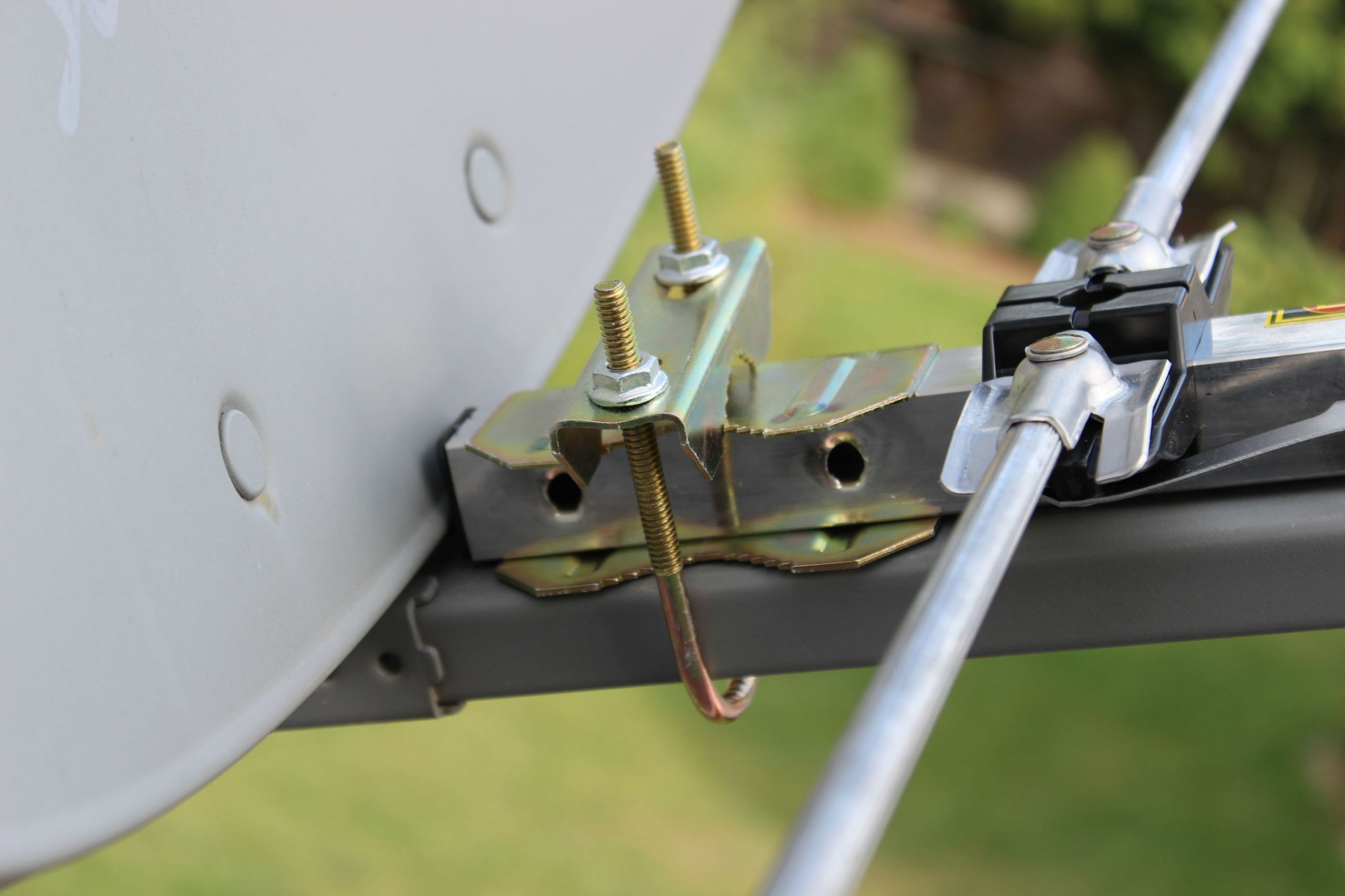 DIY Outdoor Hdtv Antenna
 I turned my satellite dish into a badass HDTV antenna