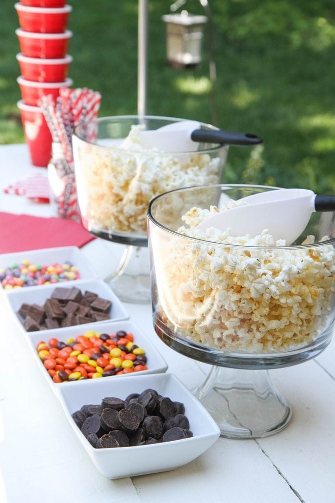 DIY Outdoor Movie Night
 DIY Outdoor Movie Night MomAdvice