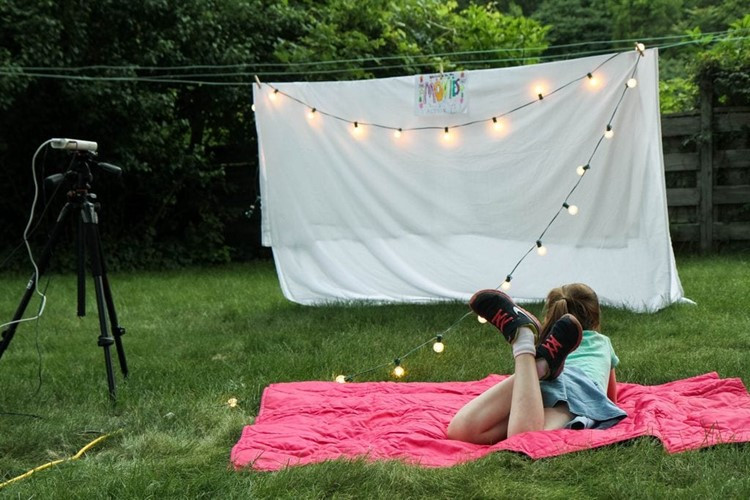 DIY Outdoor Movie Night
 DIY Outdoor Movie Night MomAdvice