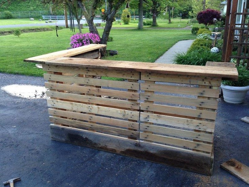 DIY Outdoor Pallet Bar
 DIY Pallet Outdoor Bar and Stools