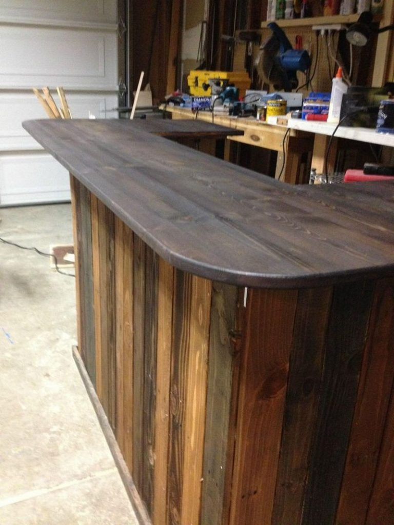 DIY Outdoor Pallet Bar
 DIY Pallet Outdoor Bar and Stools