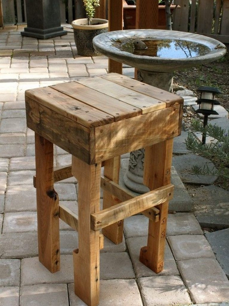 DIY Outdoor Pallet Bar
 DIY Pallet Outdoor Bar and Stools