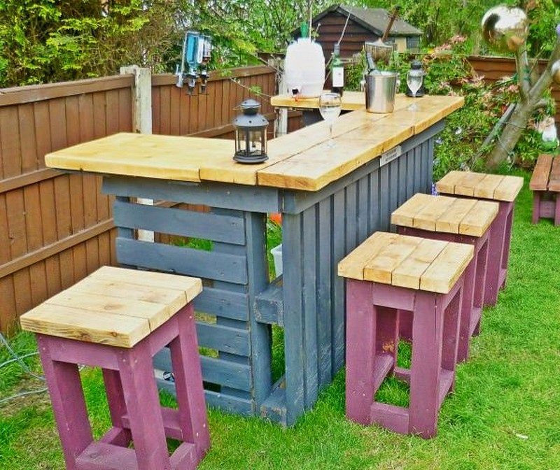 DIY Outdoor Pallet Bar
 DIY Pallet Outdoor Bar and Stools