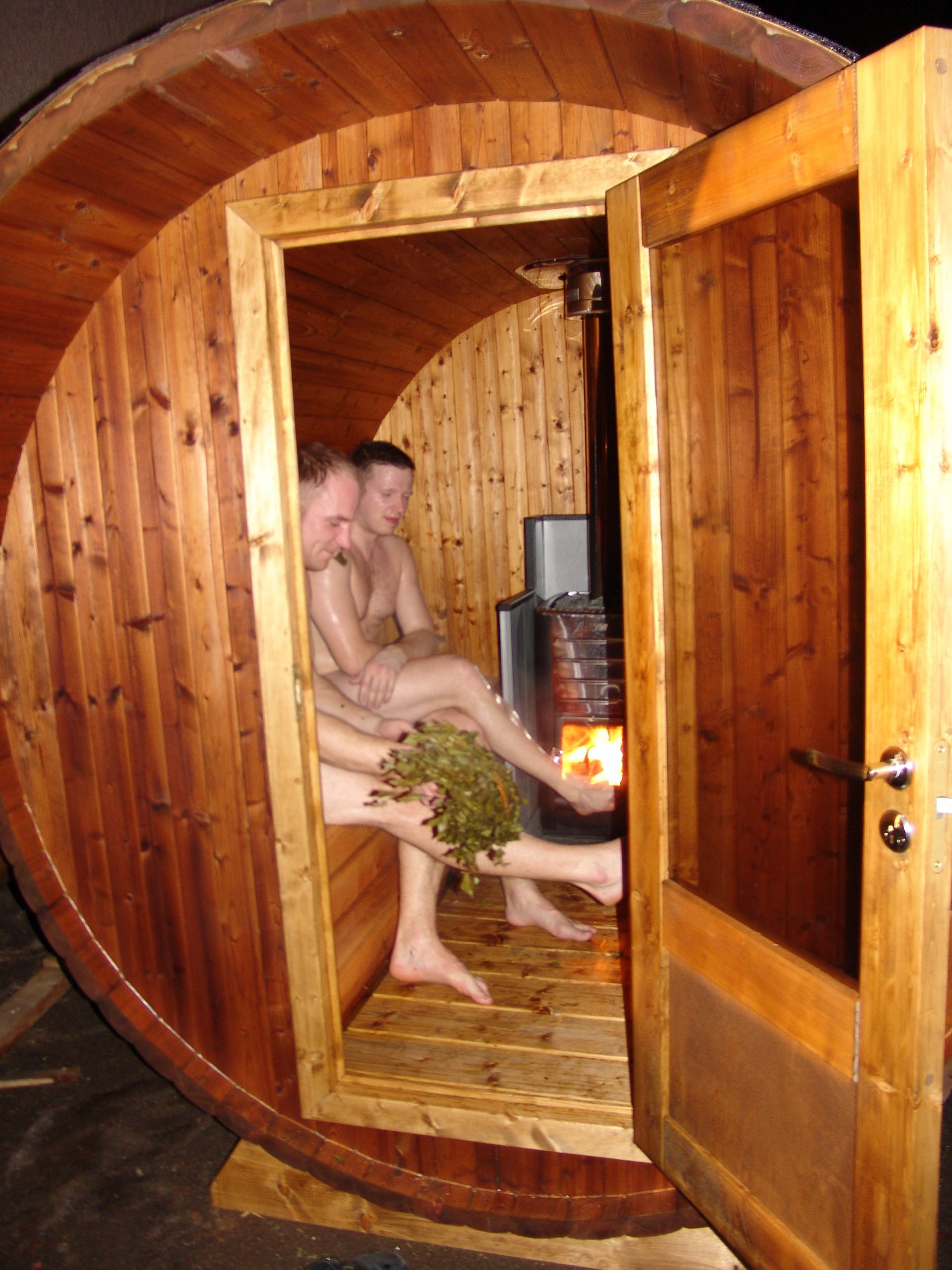 DIY Outdoor Sauna
 Small and practical wooden barrel sauna Wood fired