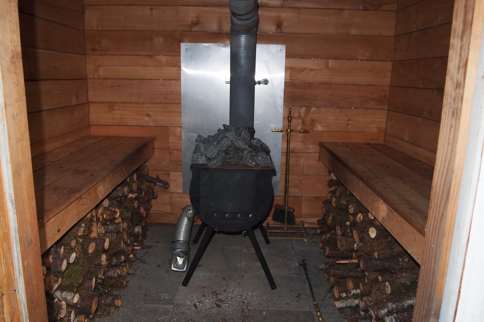 DIY Outdoor Sauna
 t i n y g o g o Doug and Erin s wood fired hot tub