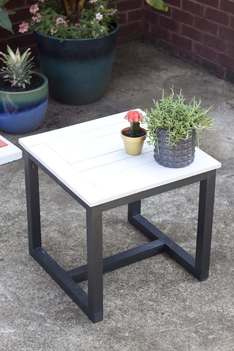 DIY Outdoor Side Tables
 DIY Outdoor Side Table