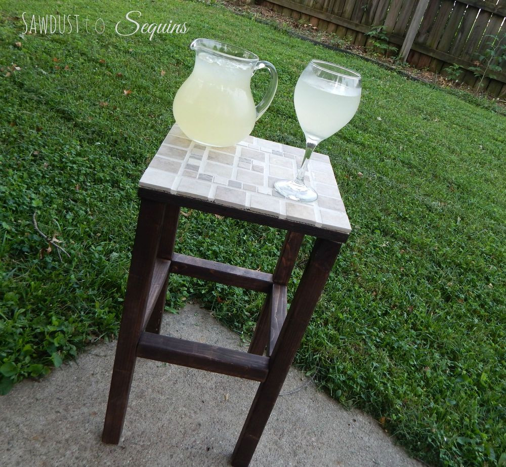 DIY Outdoor Tile Table
 DIY Tiled End Table