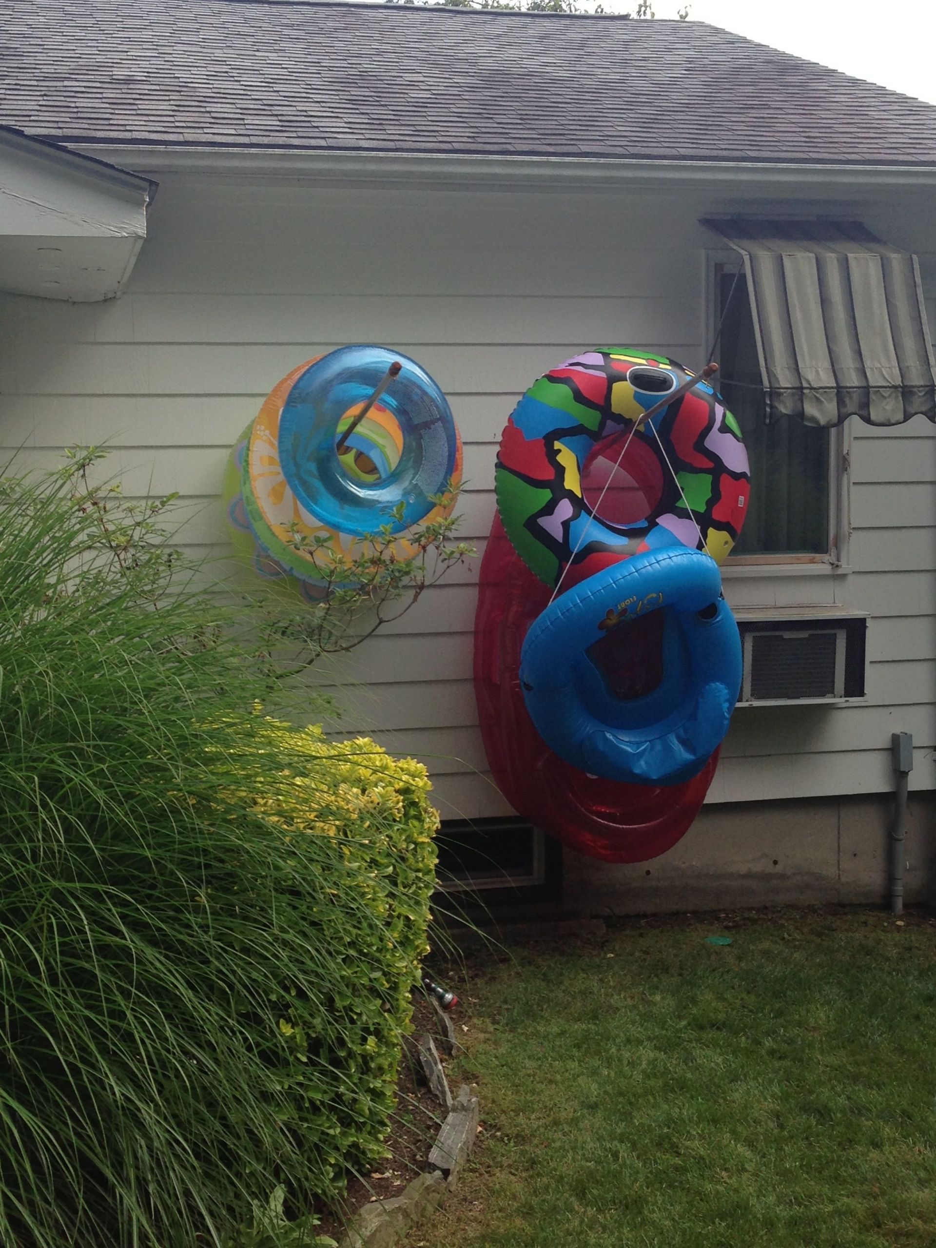 DIY Pool Float Organizer
 Use flag poles to hang pool floats Keeps them dry and